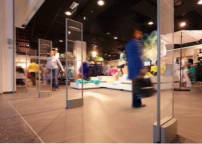 Tinh-toan-ROI-tren-he-thong-cong-tu-an-ninh-su-dung-tem-tu-cho-cua-hang